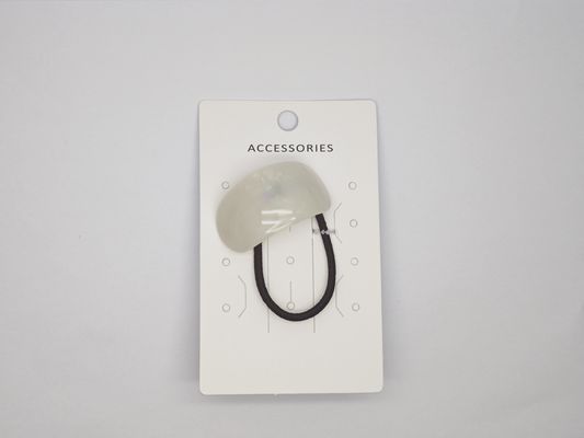 Witte acryl haarband die bij verschillende gelegenheden wordt gebruikt