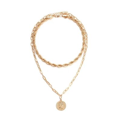 Een elegante gouden ketting gemaakt van polyester, perfect voor elke gelegenheid.
