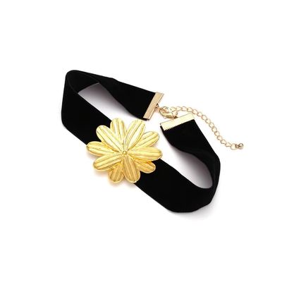Meerdere lengte stoffen dames halsketting met metaal bloemen accessoire en gouden afwerking