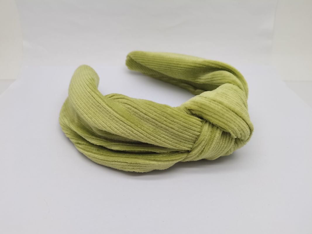 Groene haarband met verschillende kleuren en ontwerpen voor vrouwen