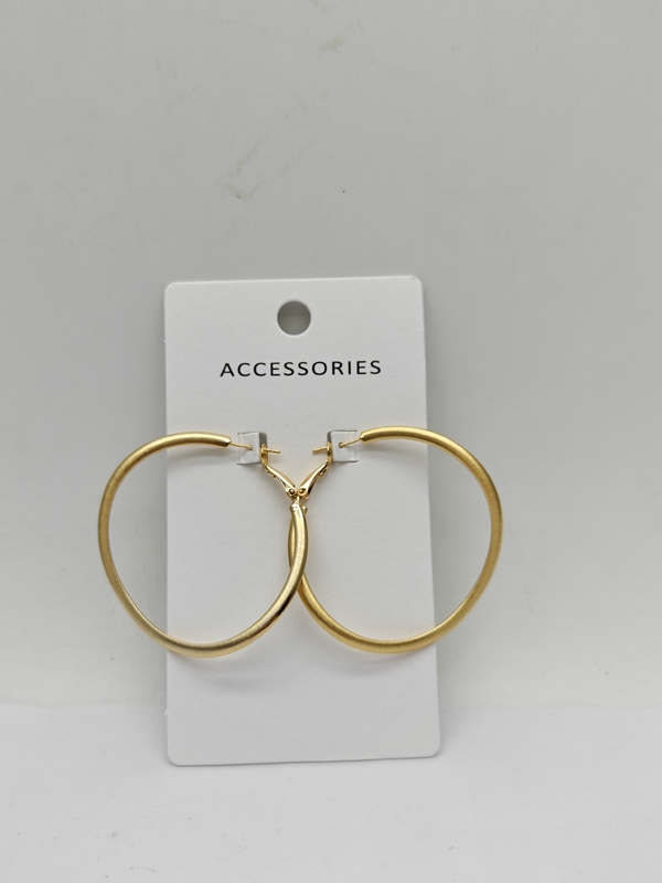 Opvallende grote hoop metalen oorbellen voor vrouwen, perfect voor feestdagen.